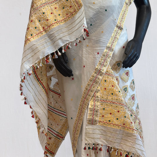 Mekhela Sador - Paat silk & Kesapat , Motifs in golden zari
